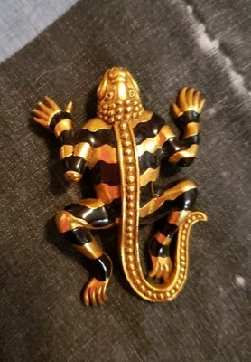 1993 MMA METROPOLITAN MUSEUM OF ARTS BLACK ENAMELED GOLDEN LIZARD PIN BROOCH