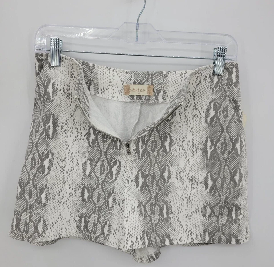 Pantalones Cortos Altard State Para Mujer Medianos Estampado de Serpiente Frente Plano Boho Fluido Festival Foto 3 de 4
