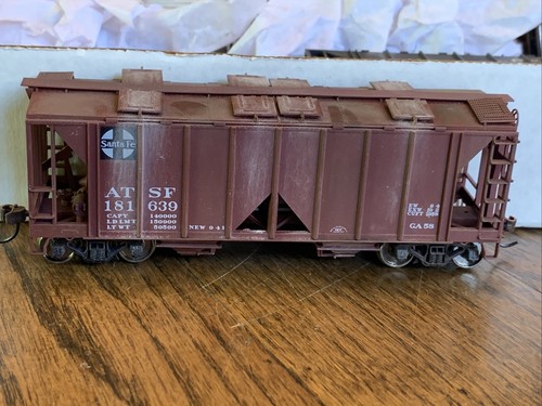 Bowser HO Custom Weathered Santa Fe ATSF AC&F 2 bahías tolva cubierta #181639 | Condition: Used