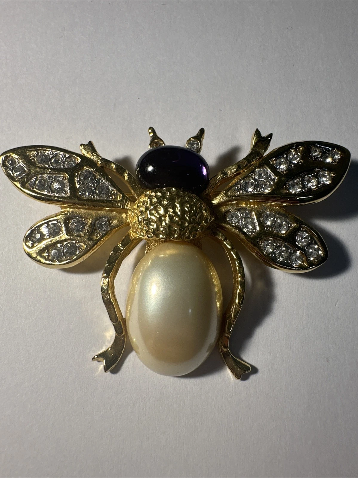 Broche abeille/ Bourdon ? Dorée Tête Violette , Abdomen Perlée, Ailes Strass