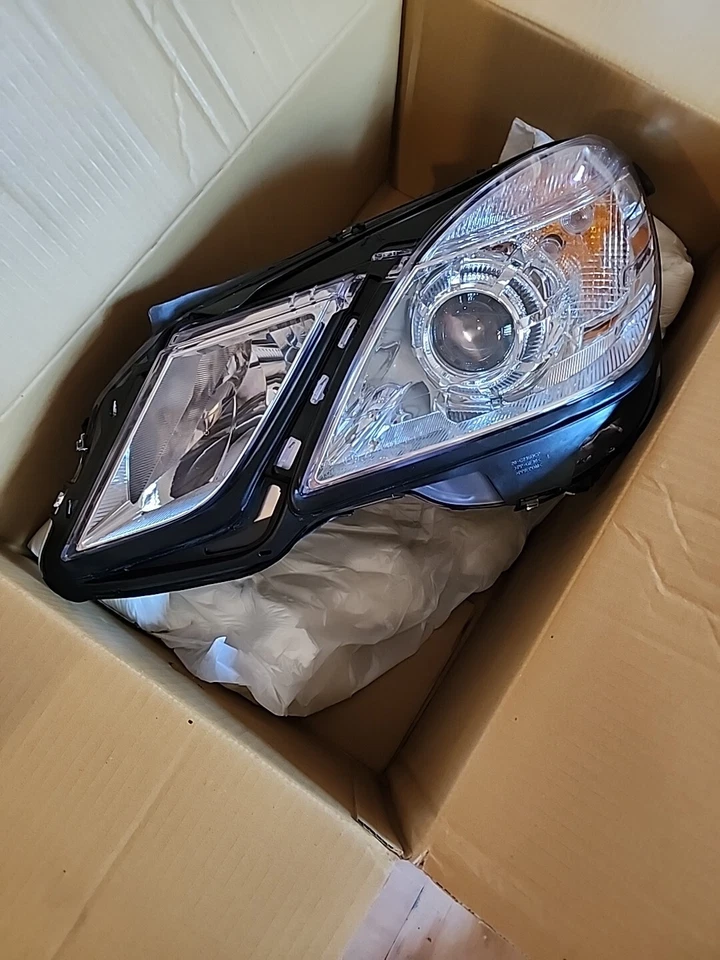 Conjunto de faros para Mercedes-Benz E350 2010-2013 sedán/carro. (Izquierda) TYC 20-12236-00 Foto 3 de 4