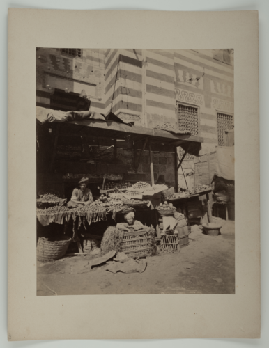 échoppe du marché de Khân al-Khalili, Le Caire, Égypte  Vintage print. Format  - Photo 1/2