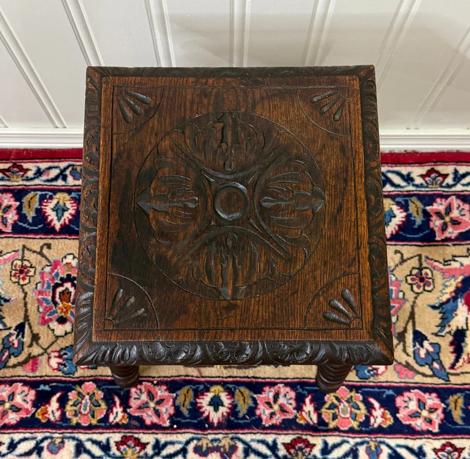 Antiguo taburete inglés reposapiés banco tallado superior cebada patas torcidas roble c. 1920s Foto 3 de 4