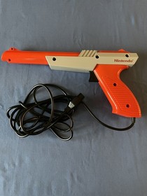 1985 NINTENDO NES  ORANGE ZAPPER GUN & LOT OF 3 GAMES. HOGAN&rsquo;S ALLEY, GOTCHA & 