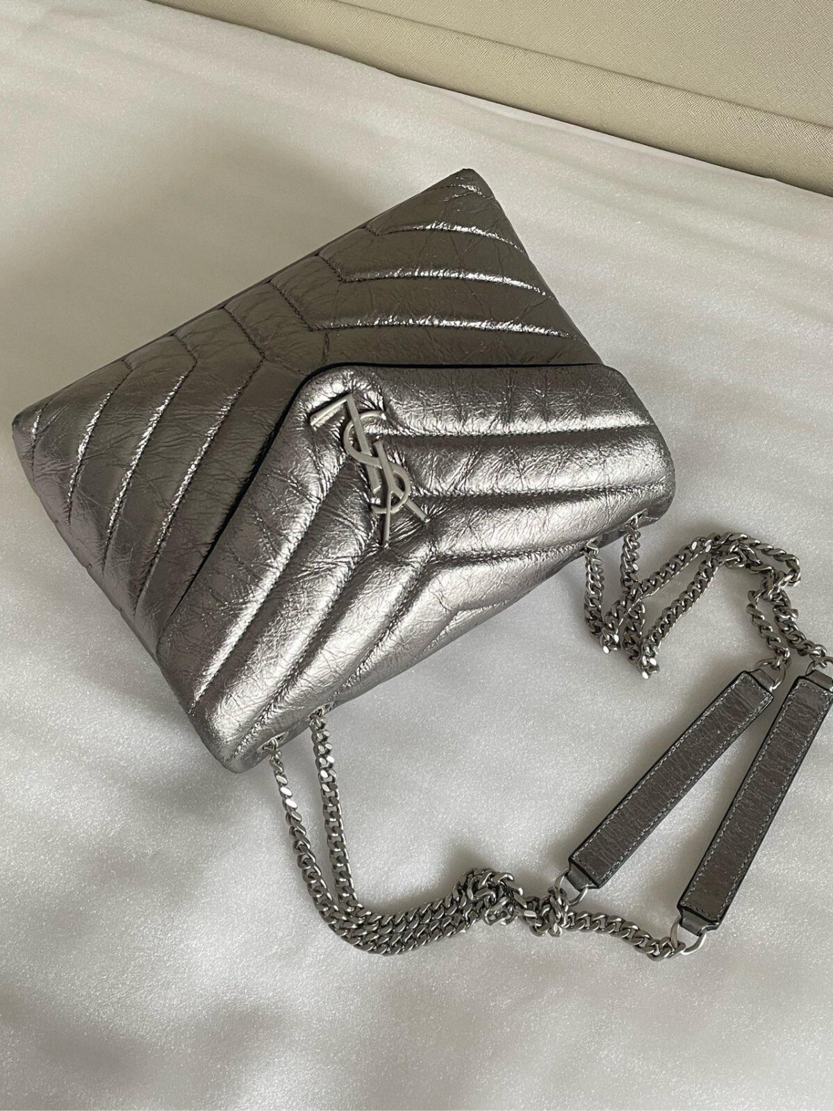SAINT LAURENT Autentica borsa a tracolla Edgy YSL Loulou realizzata in pelle di vitello argento
