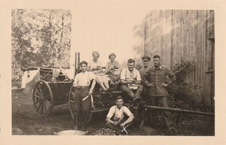Photo soldat allemand WW2 épluchent légumes sur cantine de campagne 6473