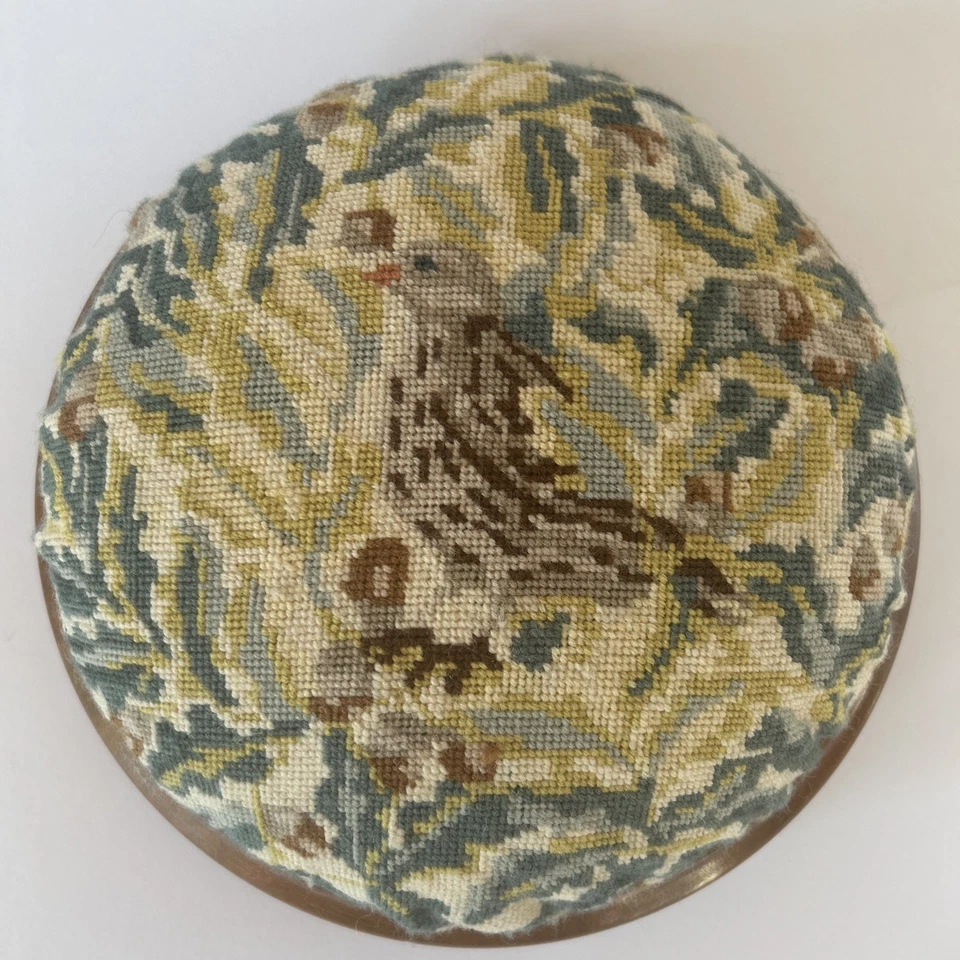 Reposapiés antiguo, nogal con incrustación de marquetería. Cojín punta aguja.Cottagecore  Foto 3 de 4