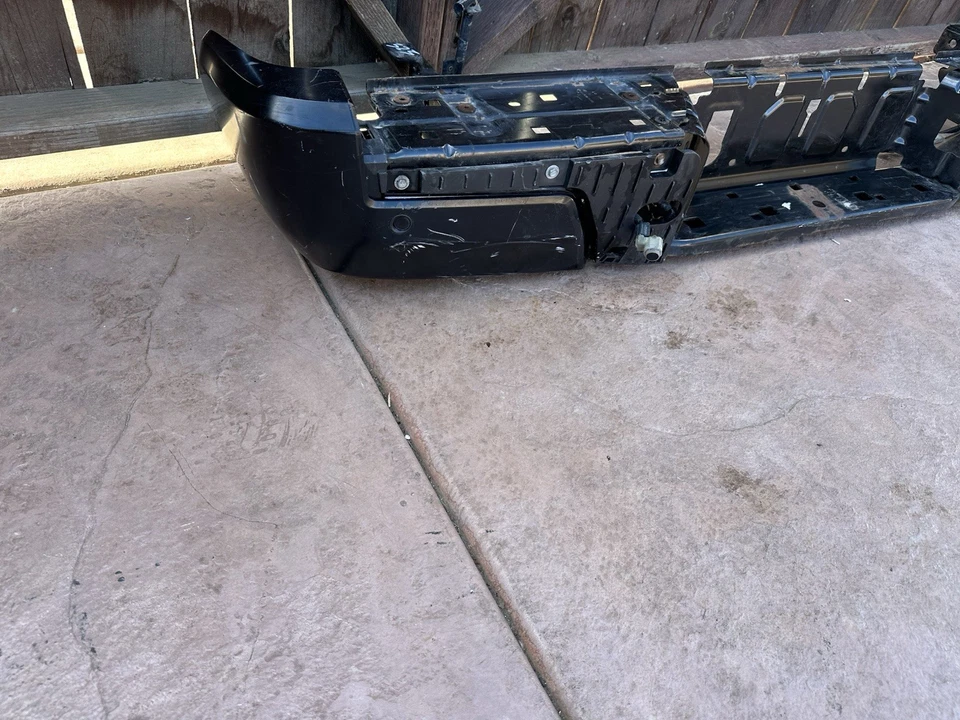 Parachoques trasero Nissan Frontier 2022-2025 completo con sensores OEM "SIN ENVÍO" Foto 3 de 4