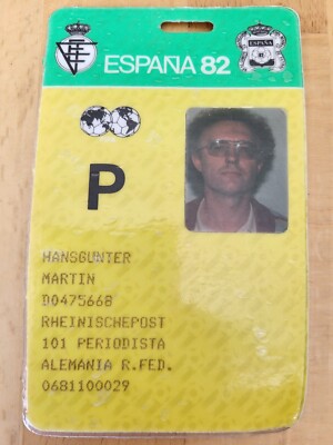 Official press pass journalist / 1982 FIFA World Cup / with photo 11 x 7 cm