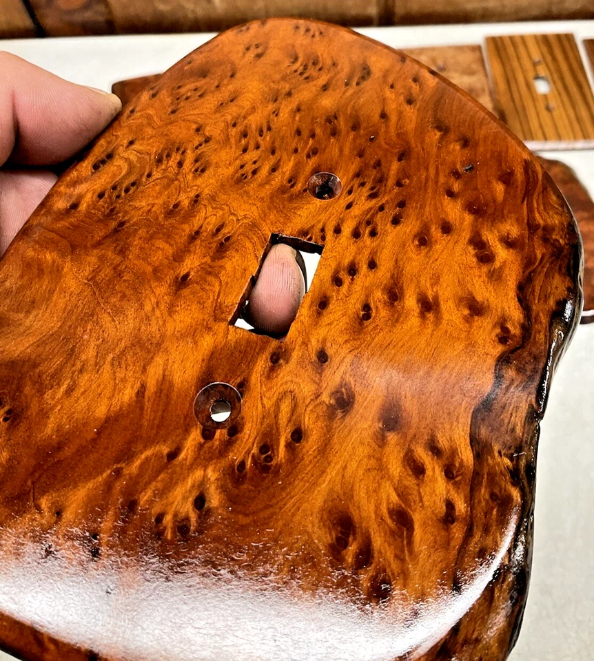 ¡Obra de arte! Cubierta de placa de interruptor de palanca eléctrica de madera de burl de borde vivo vintage Y Foto 3 de 4