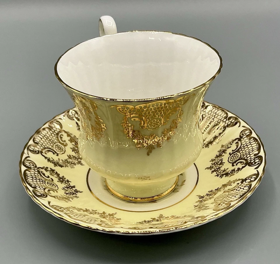 Taza de té y platillo de colección PARAGON Warrant hueso China Inglaterra oro amarillo filigrana F68H Foto 4 de 4