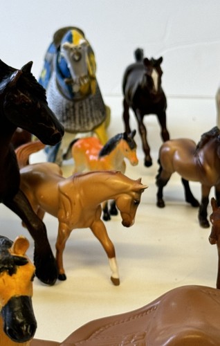 Rear Lot Of 30 Vintage & Modern Toy Plastic Horses- All Brands Great Collection - Picture 17 of 21