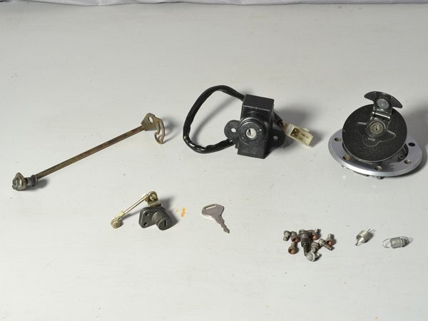 Kawasaki Ninja ZX-11 ZZR1100 ZXT10C Ignition Lock Key Set Fuel