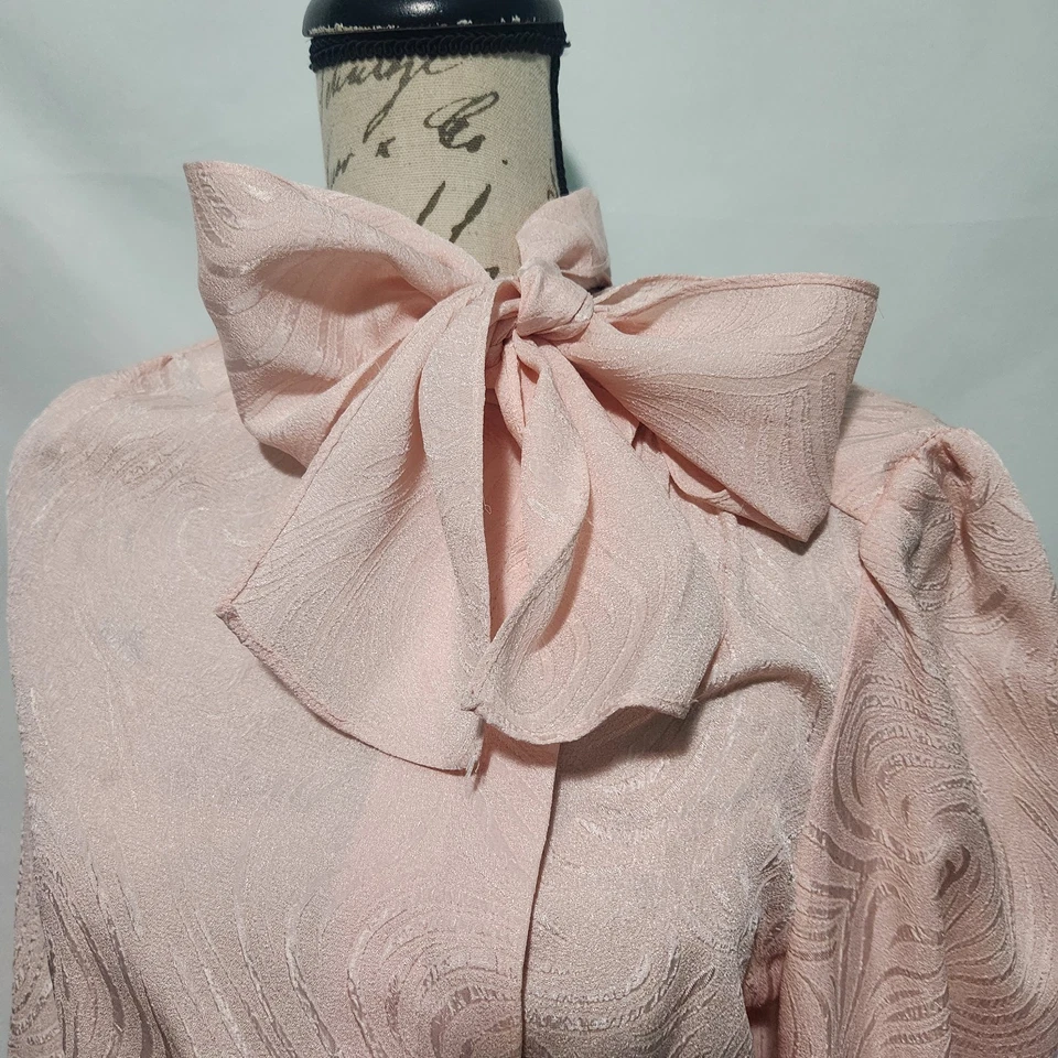 Blusa romántica vintage Castleberry Neiman Marcus rosa suave envolvente con lazo. Talla 10. Foto 2 de 4