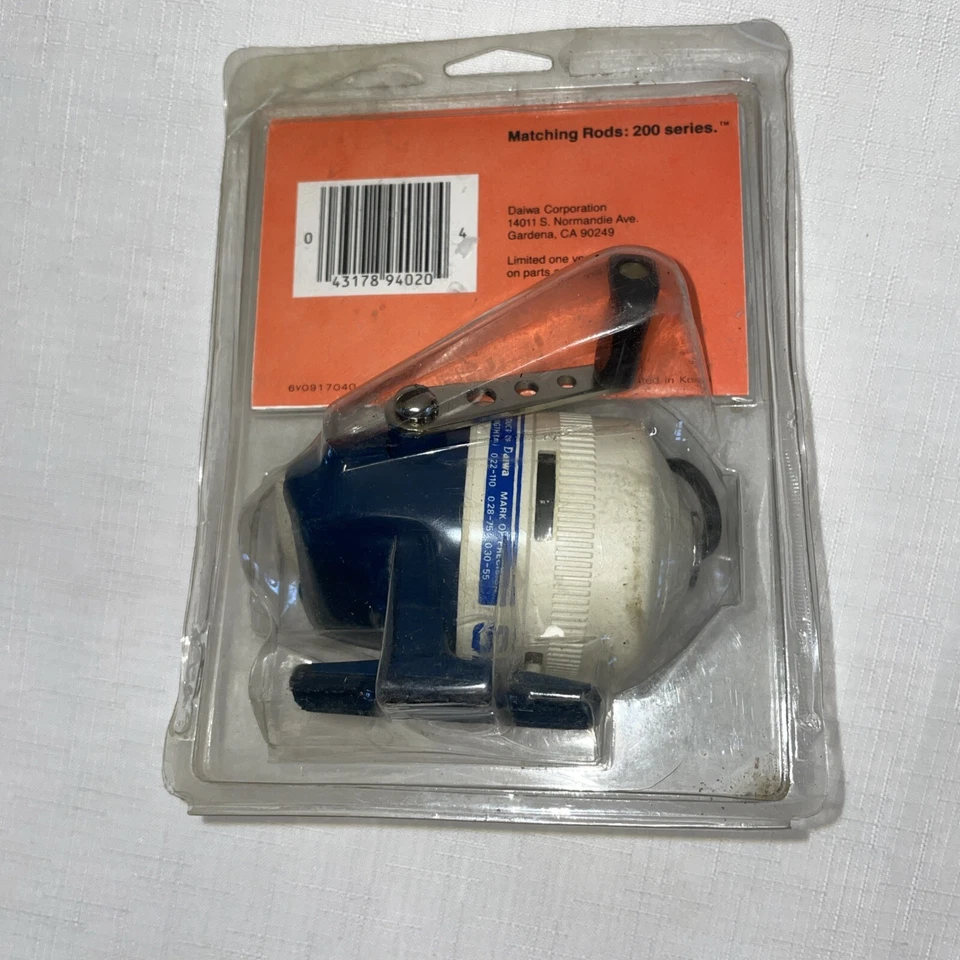 New Vintage Daiwa S80 Spin Cast Fishing Reel White Blue S - Image 2 of 4