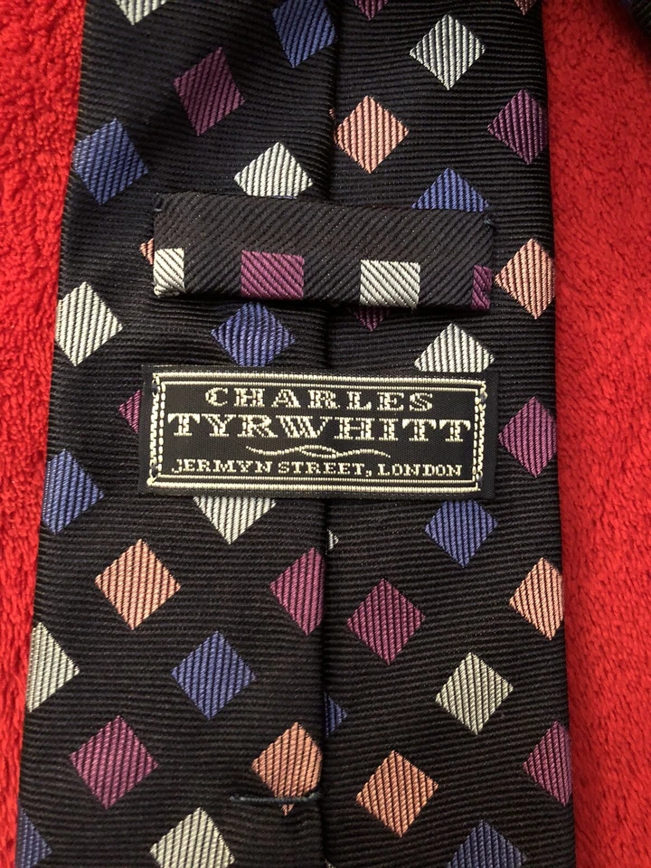 CHARLES TYRWHITT Navy Silk Tie w/ Woven  Diamond Shapes 3.75/58 Made in UK EUC - Image 3 of 4