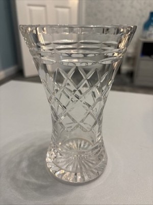 Vintage Tudor Kristall Vase mit ausgestellter Oberseite (Herstellermarke auf Sockel).