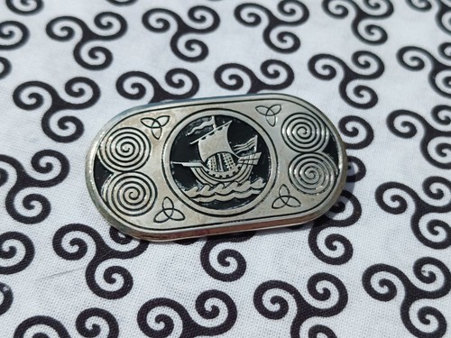 Broche Bretonne Argentée, Motif Spirales Et Bateau, Bijou Régional Bretagne