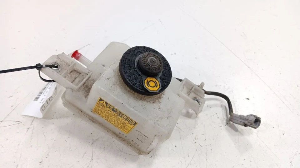 Depósito maestro de frenos Toyota Prius 2015 2014 2013 2012 Foto 2 de 4