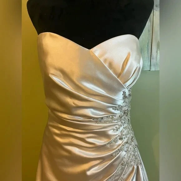 Satin Antique Wedding Gown with Sweetheart bodice and Chapel Train - Image 3 of 4