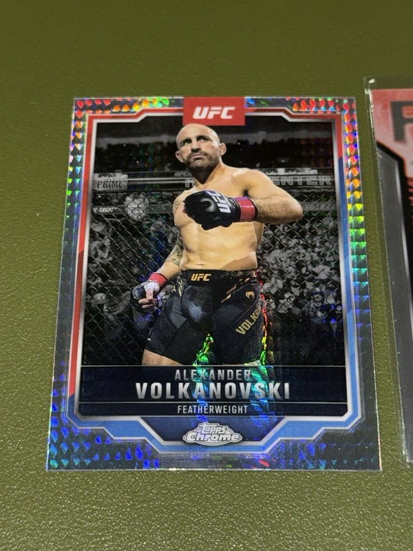 Alexander Volkanovski 2025 Topps Chrome UFC Geometric Refractor
