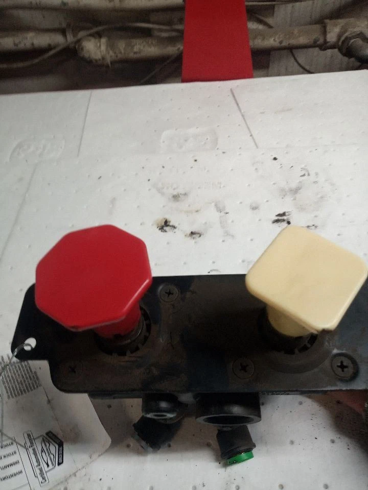 Клапаны тормозных стояков 2012 Freightliner Cascadia (11500012 - Изображение 4 из 4