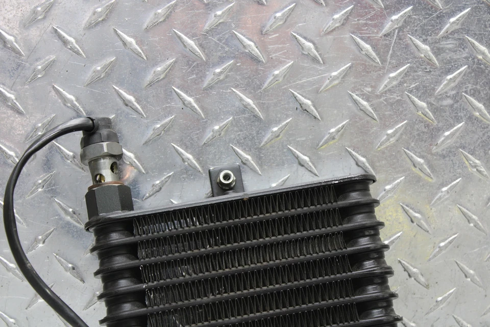 2010 TRIUMPH BONNEVILLE T100 ОХЛАДИТЕЛЬ МАСЛА - Изображение 2 из 4