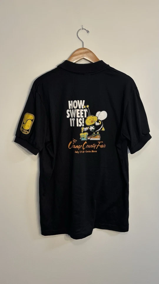 Feria del Condado de Orange Años 90 De Colección ¡Qué Dulce! Polo Staff L EE. UU. California dibujos animados Foto 3 de 4