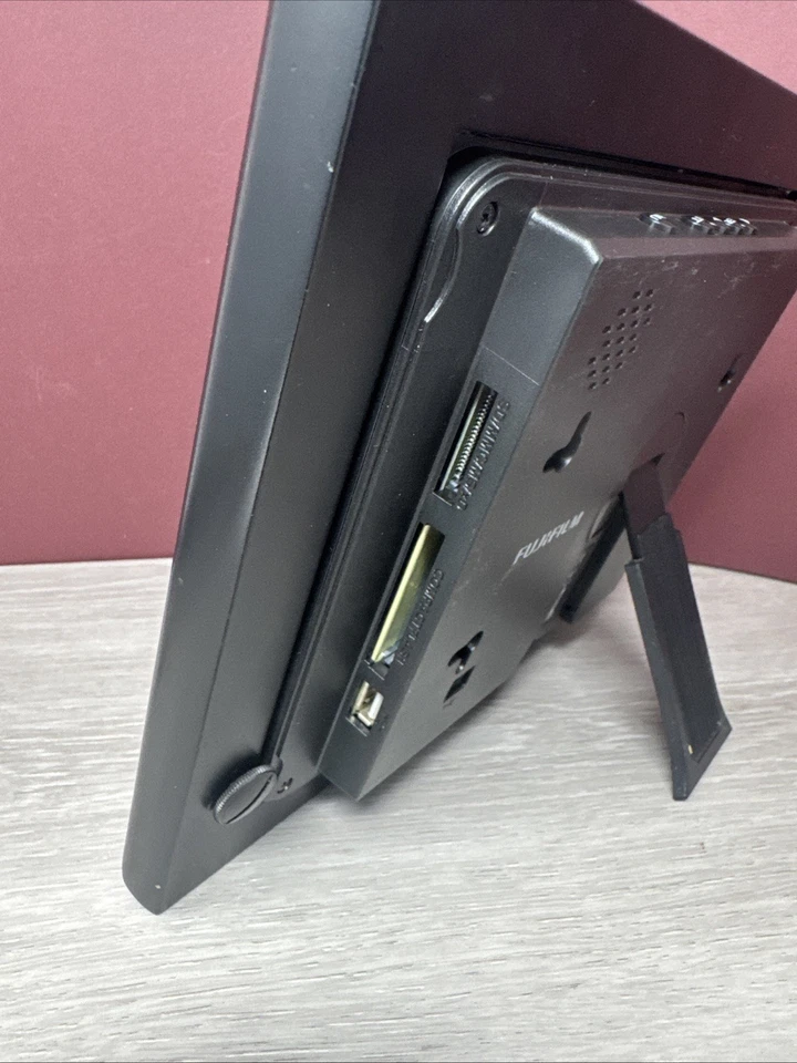 FUJIFILM 7” Digital Photo Frame DP-7P 800 Images 800x600 Pixel LCD Screen Black - Image 3 of 4