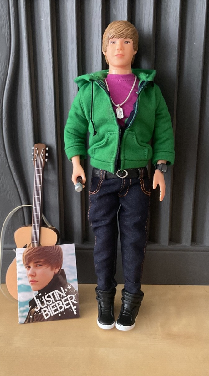 Singing Justin Bieber Doll with Guitar, Microphone and Mini Magazine Singing Justin Bieber Doll with Guitar, Microphone and Mini Magazine
