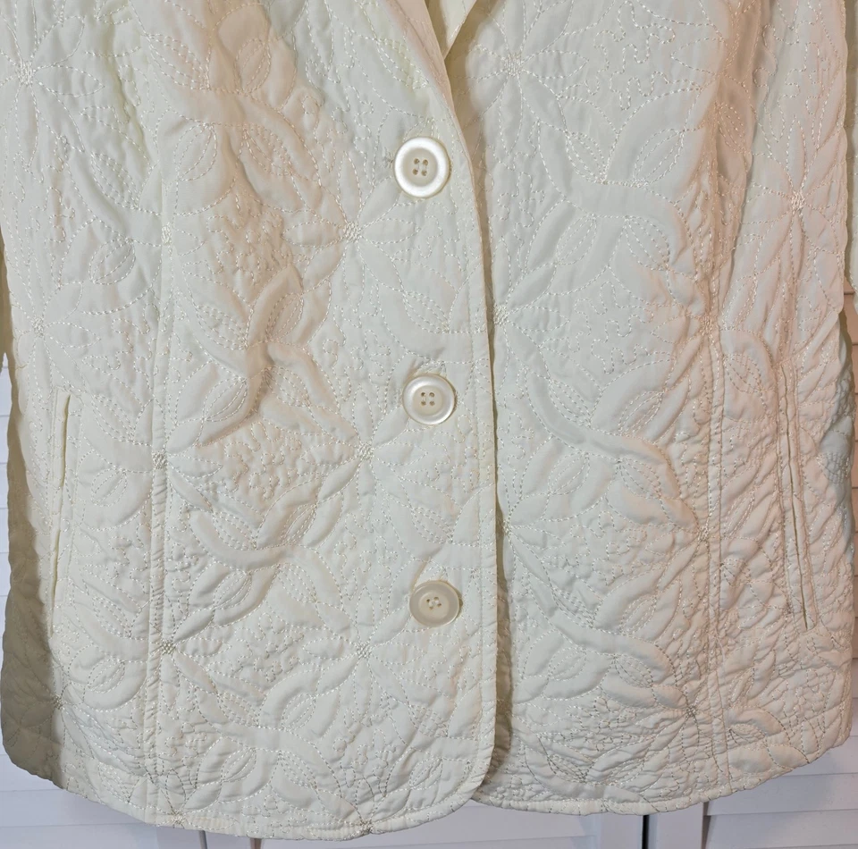 R.Q.T. Blazer Formal 3 Botones Textura Acolchada Color Crema Talla Pequeña Foto 3 de 4