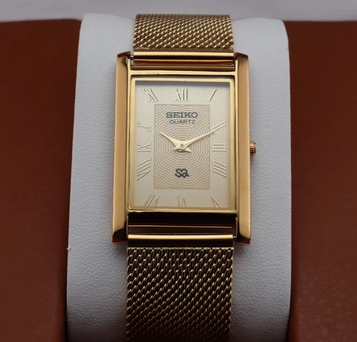 Vintage Seiko Slim Quartz Men's Wrist Watch Cream  Dial with Gold Mesh Band.