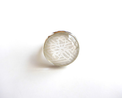 Runder Ring, mit weißem Blumenmuster, japanisch inspiriert (Origami Papier)