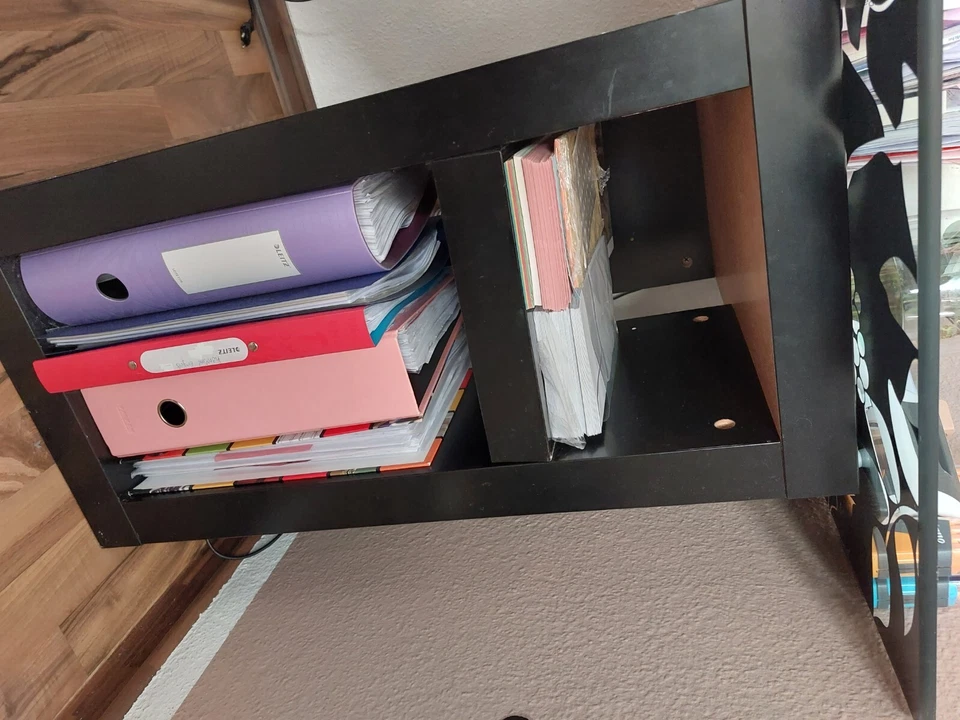 Schreibtisch mit Glasplatte und Regalfach von IKEA - wegen Umzug zu verkaufen :) - Bild 4 von 4