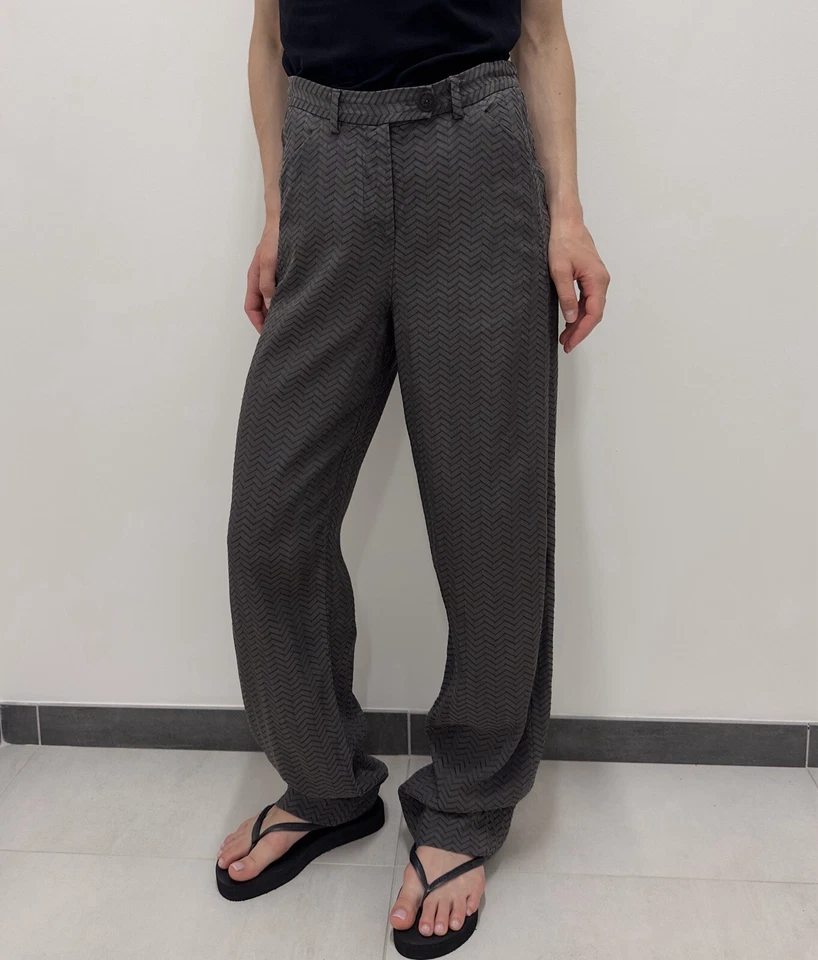 Calça Giorgio Armani feminina textura cintura alta viscose seda tamanho 40 - Imagem 4 de 4