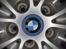 Sch�ne Felgen mit Nabendeckel und Sensoren � z.B. BMW 2er Active Tourer