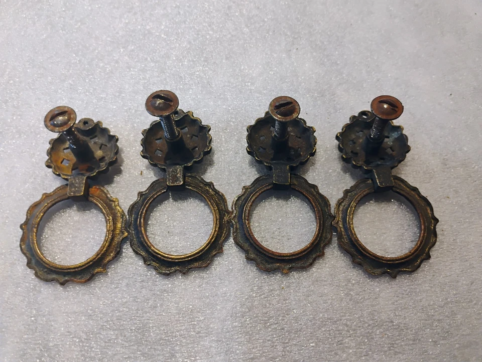 Lote de 4 tiradores de cajón antiguos redondos con anillo colgante de latón Foto 4 de 4