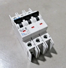 EATON FAZ-D15/3-NA-L CURCUIT BREAKER 5A, 240 VAC / 96 VDC, 3-pole *NEW*