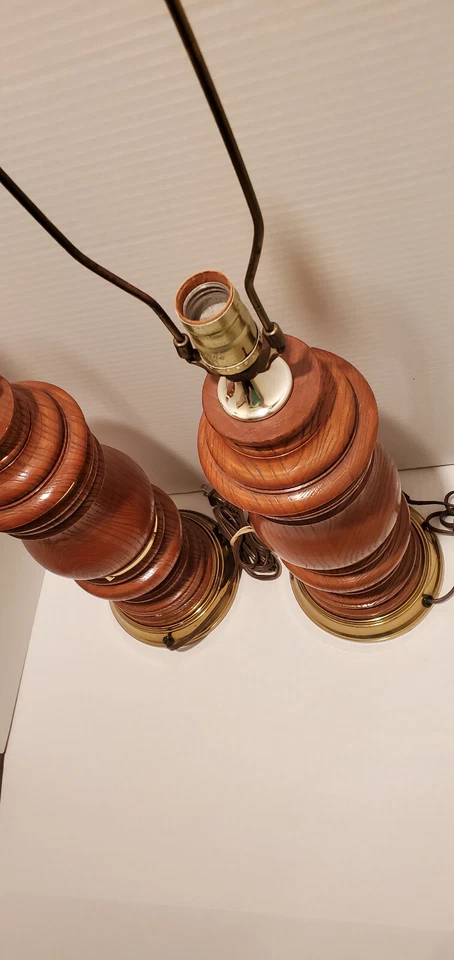 Juego de 2 lámparas de mesa grandes vintage de madera de centro medio con collares de latón Foto 3 de 4