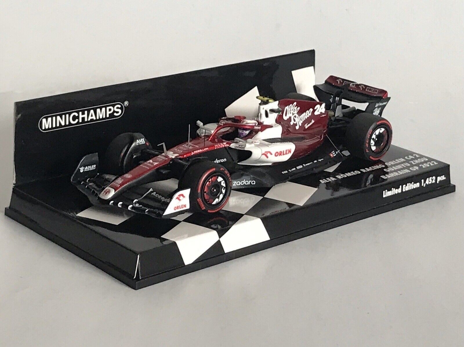Miniature F1 Alfa Romeo C42 Zhou Guanyu de Minichamps, un modèle de collection injecté en zamak