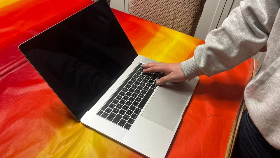 Apple MacBook Pro 16" 2019 · i7 · 16GB · 512GB, foto 2 de 5