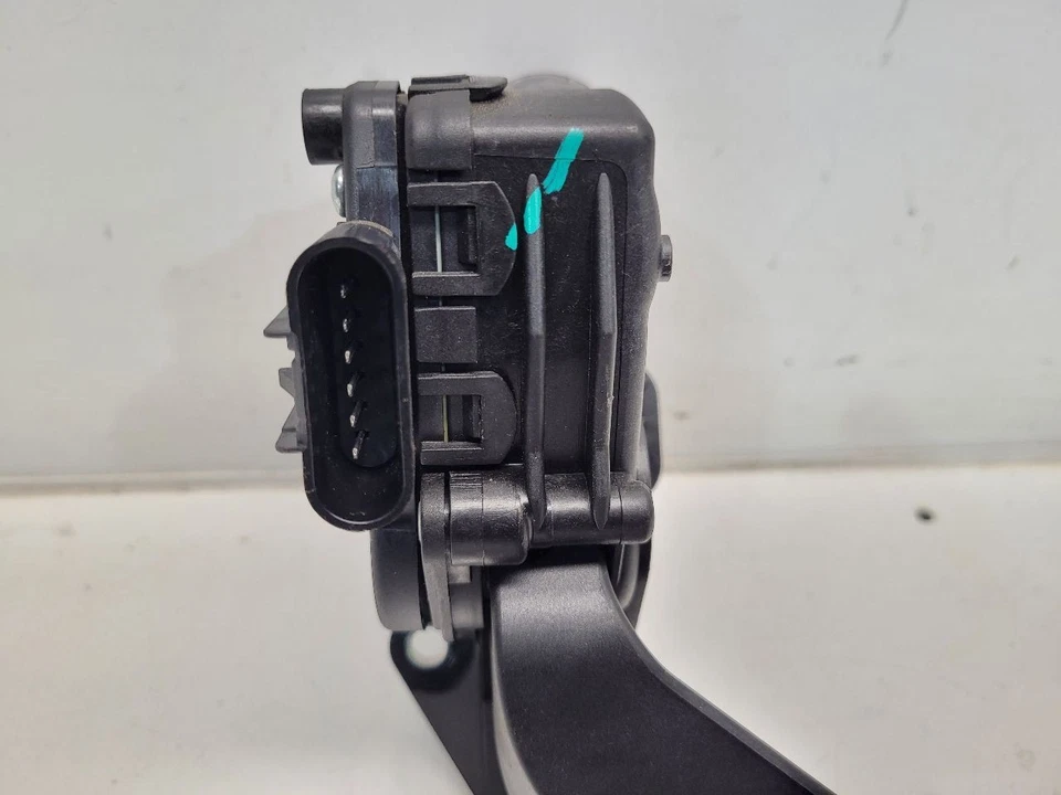 Chevrolet Silverado 1500 2011 (5,3 L/AT/4x4) pedal acelerador - ajuste de potencia Foto 2 de 4