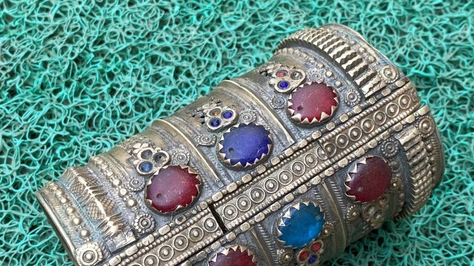 Brazalete brazalete de mano antiguo de latón con trabajo de piedra joyería tribal Kada  Foto 4 de 4