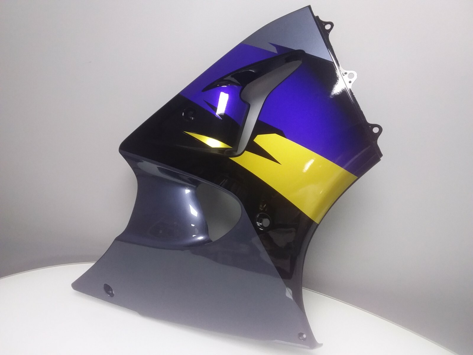 Réparer les rayures de carénage droit sur votre moto Kawasaki ZX6R Ninja 1998 gris noir or