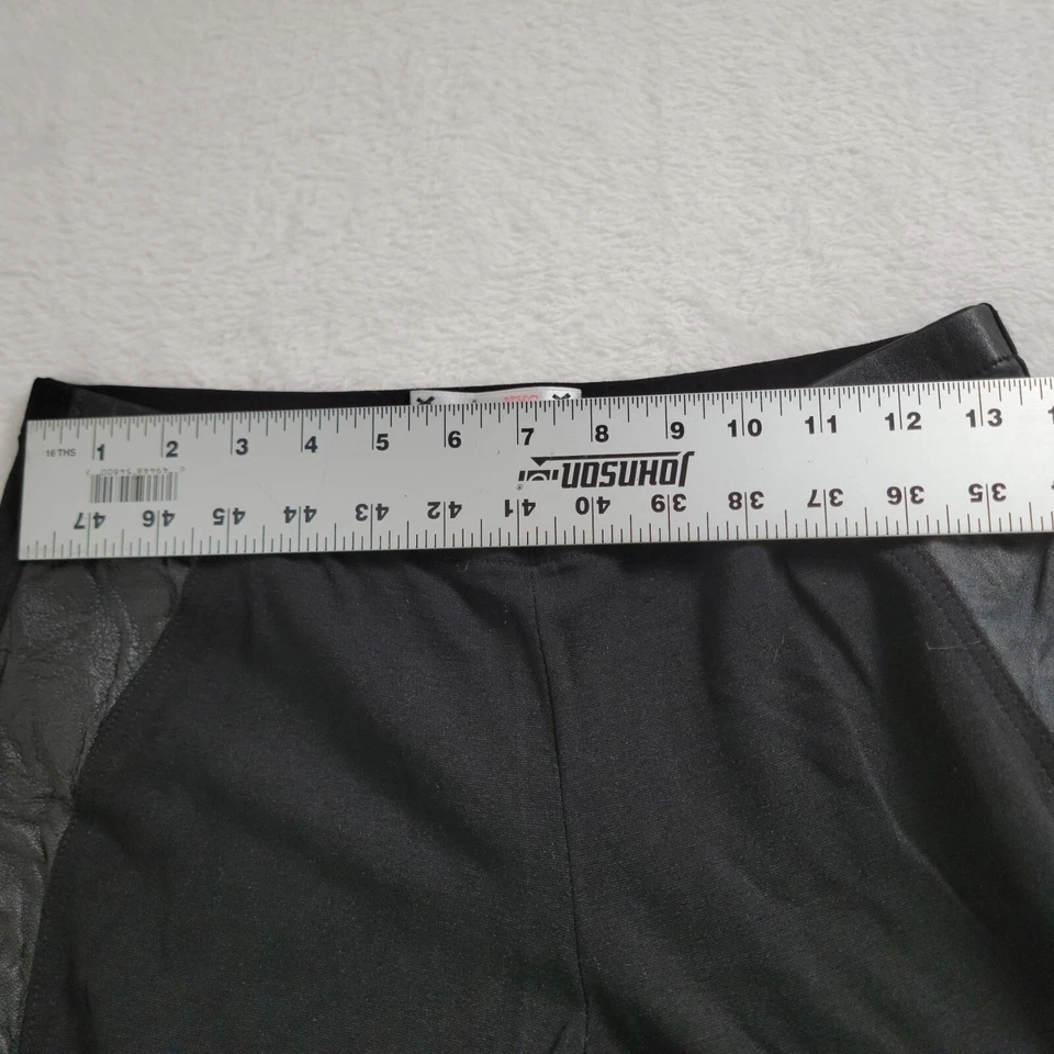 Pantalones negros Yoana Baraschi para mujer con detalles de cuero sintético talla grande Foto 4 de 4