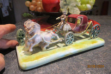 Jolie Ancienne Faïence Barbotine Attelage aux Deux Chevaux Carrosse Royal