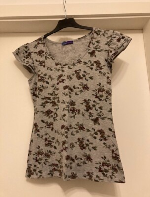 Brandneu! Verspieltes Rüschenshirt mit Blumen  