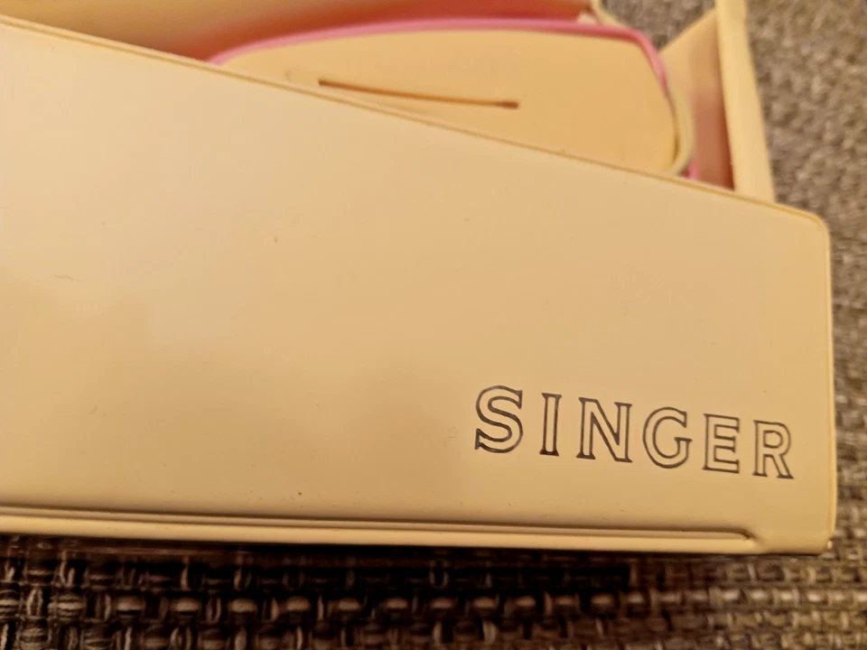 Singer Electric Lighted Scissors Works with Case Vintage - Image 3 of 4