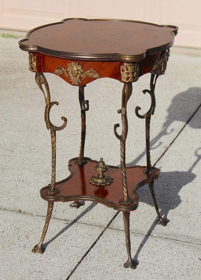Mesa auxiliar redonda de parquet estilo Luis XV francés de finales del siglo XIX con montaje en bronce Foto 4 de 4