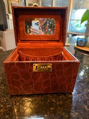 Vintage (1990s)  Dillard's Brown  Alligator  Pattern Leather Travel Train Case